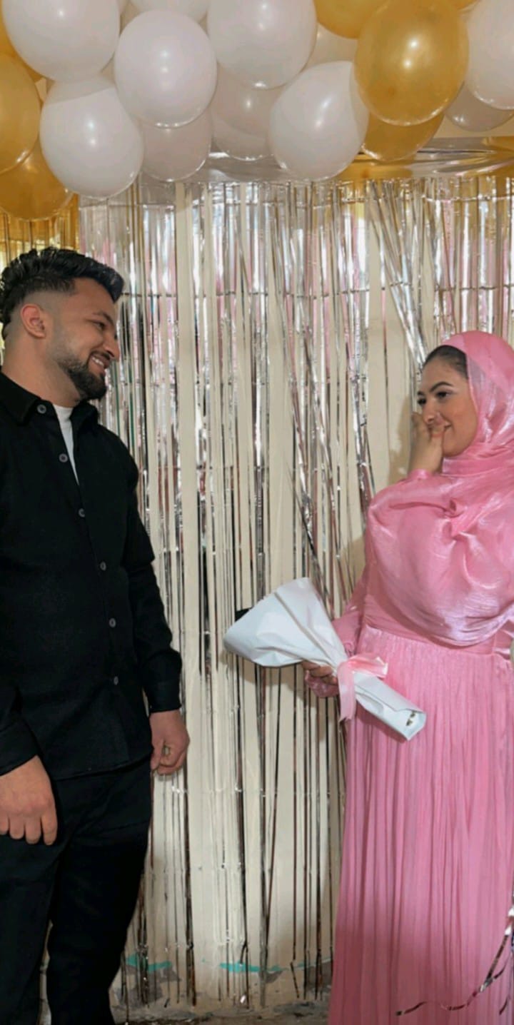 العروسان في أجواء احتفالية